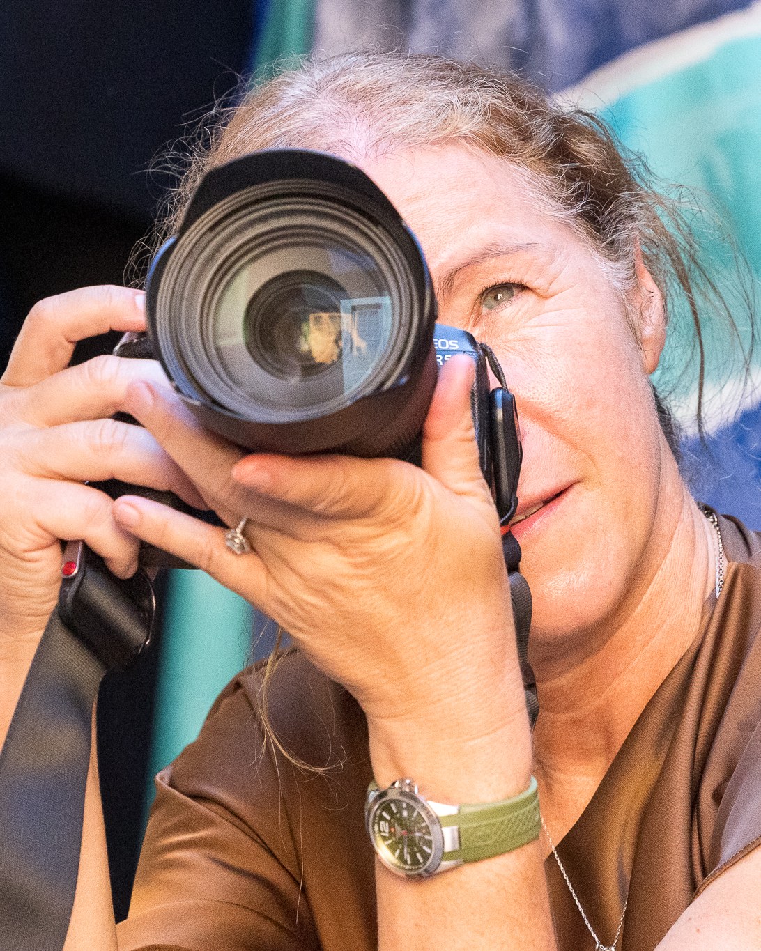 Isabelle Gecils shooting with a telephoto lens